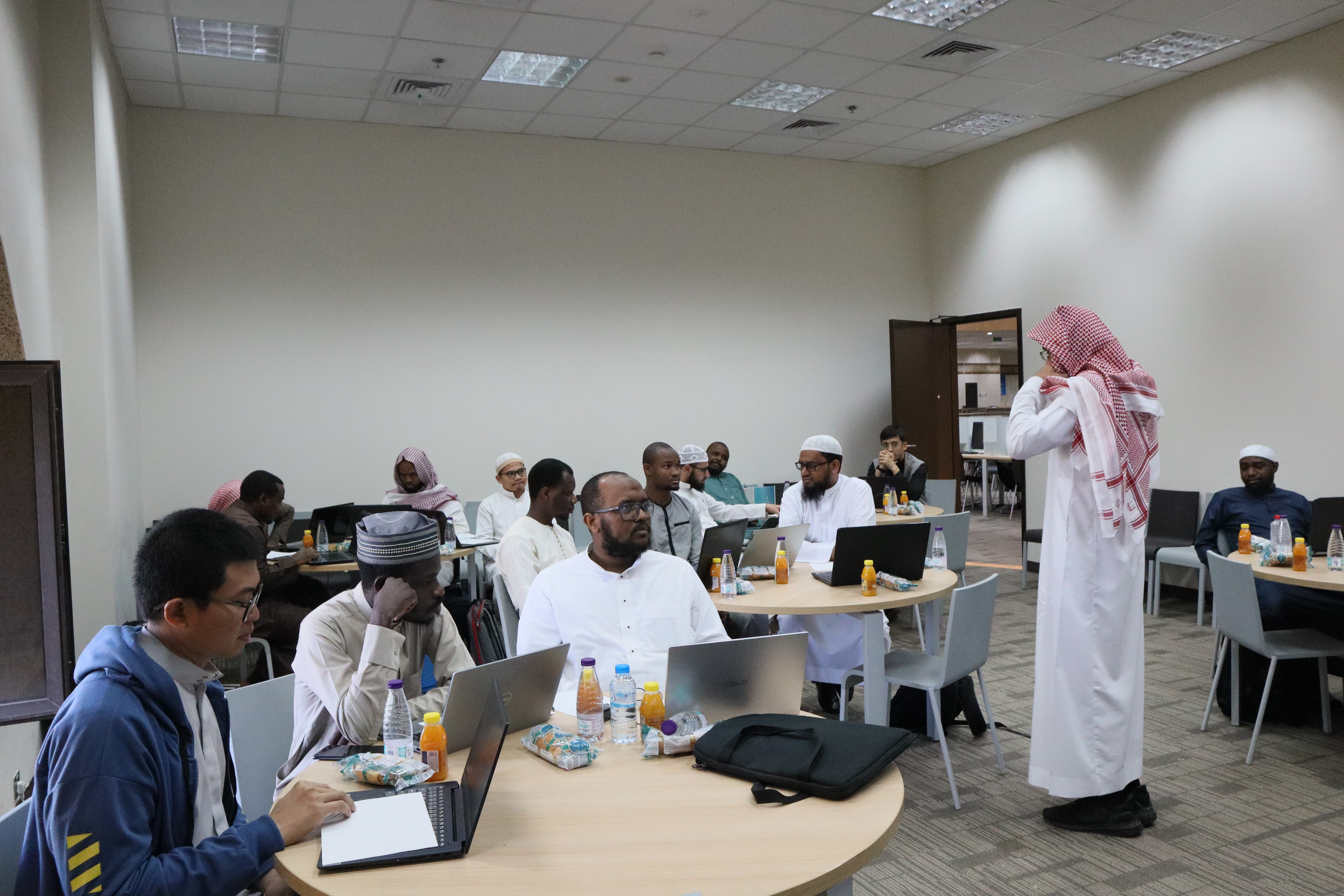 أقامت الدراسات العليا والبحث العلمي بمبنى مركز مصادر المعرفة دورة تدريبية بعنوان (المكتبة الشاملة [4] خصائص ومميزات، ومهارات تطبيقيّة) 